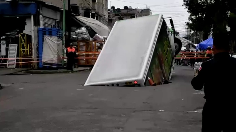 Sebuah truk pengiriman minuman bersoda bermerek Jarritos terperosok ke dalam lubang Sinkhole di wilayah Iztapalapa, Mexico City, pada Sabtu (13/9/2025). Sebuah truk pengiriman minuman bersoda bermerek Jarritos terperosok ke dalam lubang Sinkhole di wilayah Iztapalapa, Mexico City, pada Sabtu (13/9/2025). (Tangkapan Layar Video Reuters/IZTAPALAPA MAYOR'S OFFICE)