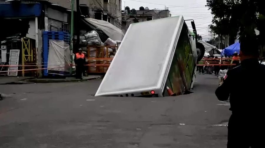 Sebuah truk pengiriman minuman bersoda bermerek Jarritos terperosok ke dalam lubang Sinkhole di wilayah Iztapalapa, Mexico City, pada Sabtu (13/9/2025). (Tangkapan Layar Video Reuters/IZTAPALAPA MAYOR'S OFFICE)