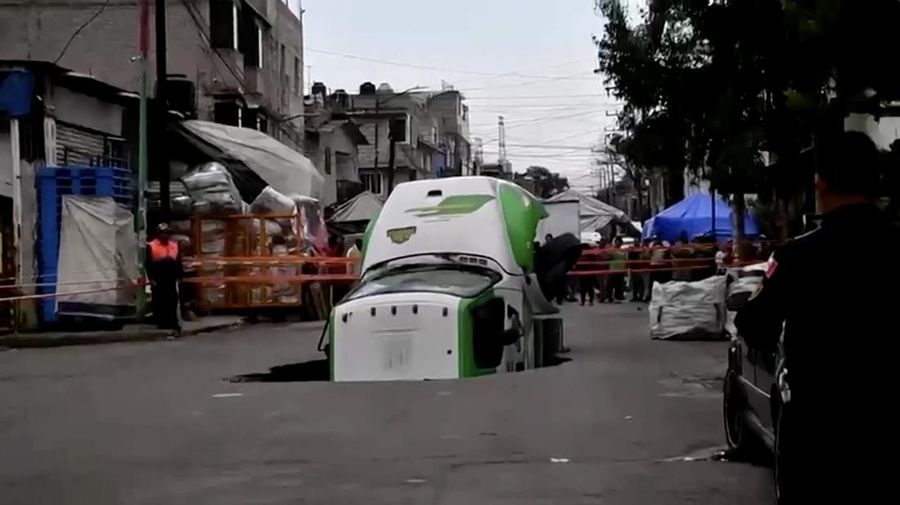 Sebuah truk pengiriman minuman bersoda bermerek Jarritos terperosok ke dalam lubang Sinkhole di wilayah Iztapalapa, Mexico City, pada Sabtu (13/9/2025). (Tangkapan Layar Video Reuters/IZTAPALAPA MAYOR'S OFFICE)