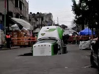 Sinkhole Telan Rumah Warga, Ribuan Orang Langsung Gelandangan