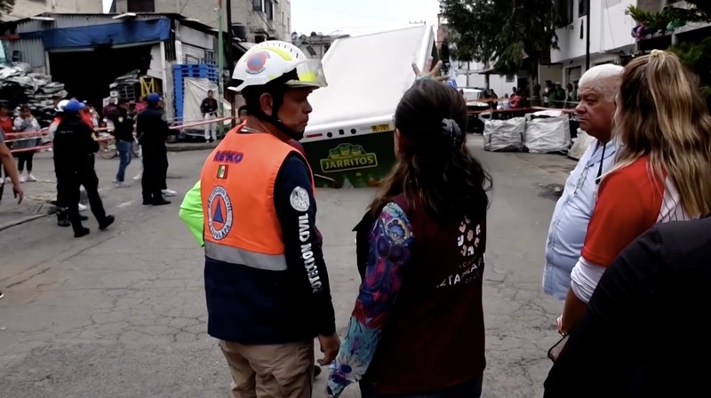 Sebuah truk pengiriman minuman bersoda bermerek Jarritos terperosok ke dalam lubang Sinkhole di wilayah Iztapalapa, Mexico City, pada Sabtu (13/9/2025). Sebuah truk pengiriman minuman bersoda bermerek Jarritos terperosok ke dalam lubang Sinkhole di wilayah Iztapalapa, Mexico City, pada Sabtu (13/9/2025). (Tangkapan Layar Video Reuters/IZTAPALAPA MAYOR'S OFFICE)