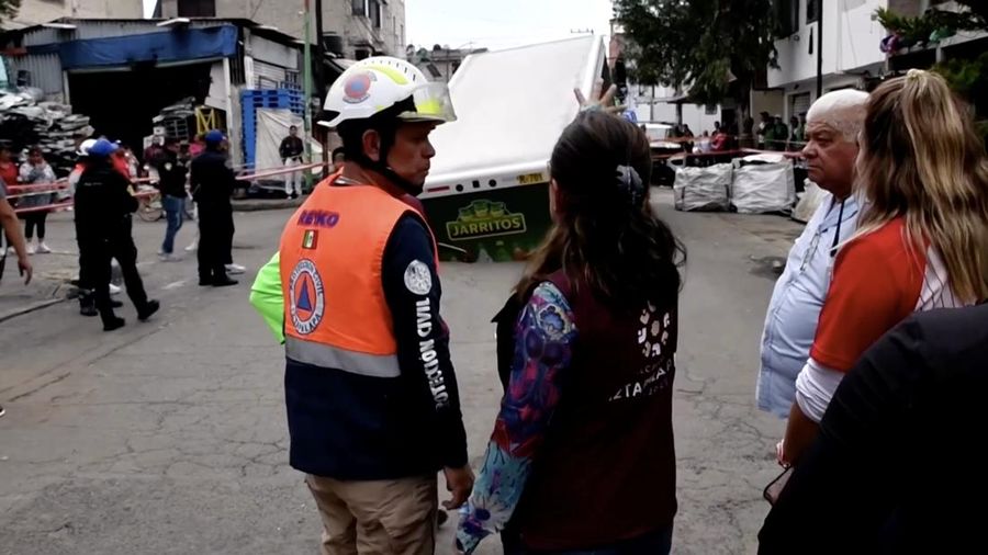 Sebuah truk pengiriman minuman bersoda bermerek Jarritos terperosok ke dalam lubang Sinkhole di wilayah Iztapalapa, Mexico City, pada Sabtu (13/9/2025). (Tangkapan Layar Video Reuters/IZTAPALAPA MAYOR'S OFFICE)