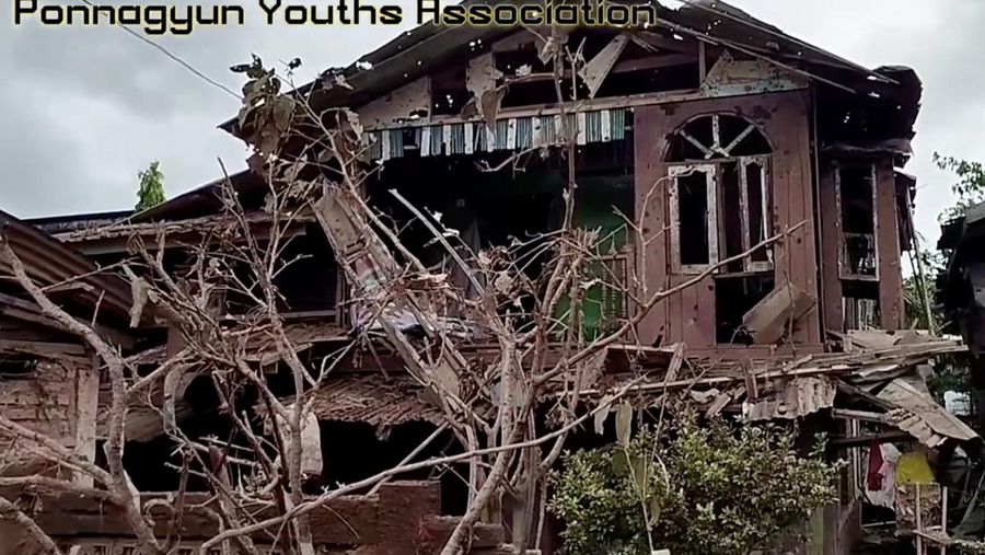 Setidaknya 18 orang tewas dalam serangan udara militer Myanmar terhadap dua sekolah swasta di Negara Bagian Rakhine. Leterangan kelompok bersenjata Tentara Arakan (AA) dan laporan media lokal menyebut sebagian besar korban adalah siswa berusia belasan tahun. Setidaknya 18 orang tewas dalam serangan udara militer Myanmar terhadap dua sekolah swasta di Negara Bagian Rakhine. Leterangan kelompok bersenjata Tentara Arakan (AA) dan laporan media lokal menyebut sebagian besar korban adalah siswa berusia belasan tahun. (Tangkapan Layar Video Reuters/PONNAGYUN YOUTHS ASSOCIATION)