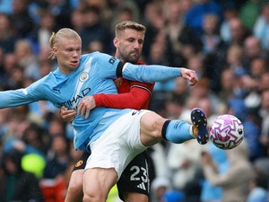 MU Digasak Man City, Luke Shaw Dikritik Pedas