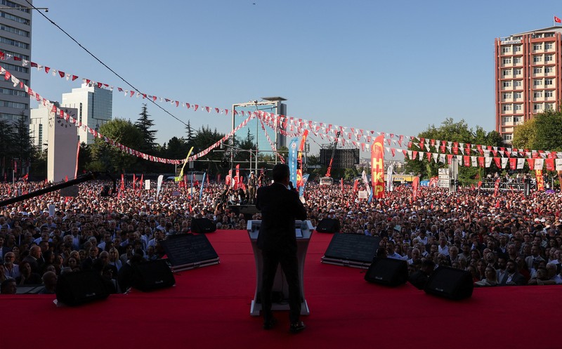 TURKEY-OPPOSITION/CRACKDOWN Supporters of main opposition Republican People's Party (CHP) attend a rally, a day before a court is set to rule on whether to annul the party's last general congress and unseat its leader Ozgur Ozel, in Ankara, Turkey, September 14, 2025. REUTERS/Umit Bektas
