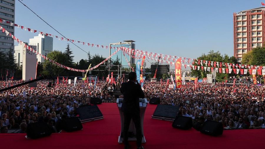 TURKEY-OPPOSITION/CRACKDOWN Supporters of main opposition Republican People's Party (CHP) attend a rally, a day before a court is set to rule on whether to annul the party's last general congress and unseat its leader Ozgur Ozel, in Ankara, Turkey, September 14, 2025. REUTERS/Umit Bektas