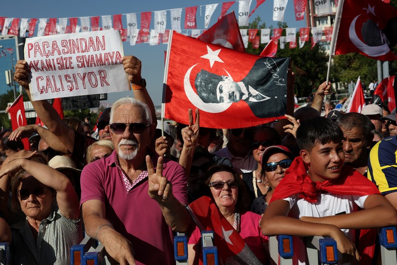 TURKEY-OPPOSITION/CRACKDOWN Supporters of main opposition Republican People's Party (CHP) attend a rally, a day before a court is set to rule on whether to annul the party's last general congress and unseat its leader Ozgur Ozel, in Ankara, Turkey, September 14, 2025. REUTERS/Umit Bektas