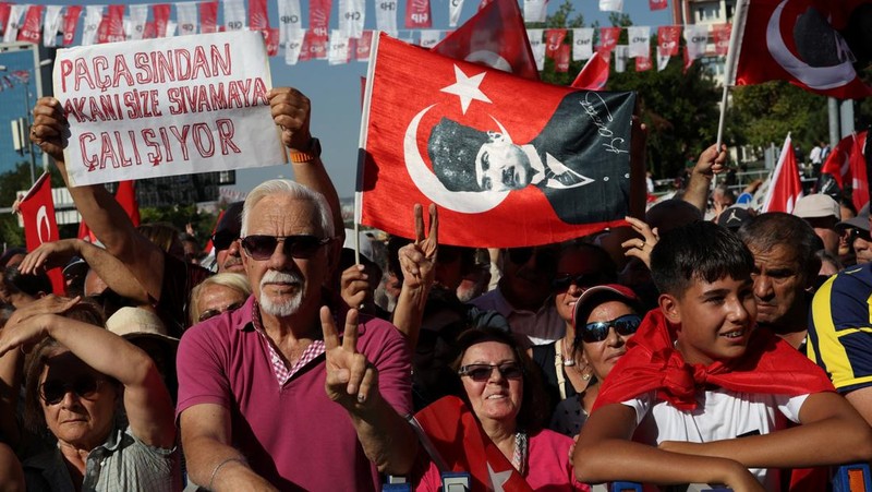 Supporters of main opposition Republican People's Party (CHP) attend a rally, a day before a court is set to rule on whether to annul the party's last general congress and unseat its leader Ozgur Ozel, in Ankara, Turkey, September 14, 2025. REUTERS/Umit Bektas