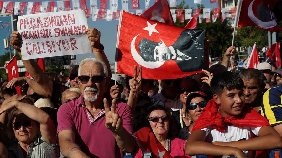 TURKEY-OPPOSITION/CRACKDOWN Supporters of main opposition Republican People's Party (CHP) attend a rally, a day before a court is set to rule on whether to annul the party's last general congress and unseat its leader Ozgur Ozel, in Ankara, Turkey, September 14, 2025. REUTERS/Umit Bektas
