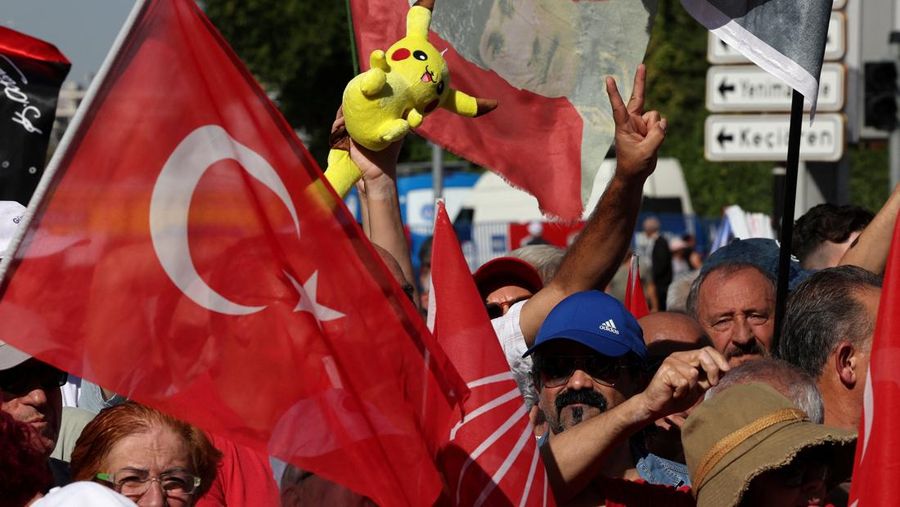 TURKEY-OPPOSITION/CRACKDOWN Supporters of main opposition Republican People's Party (CHP) attend a rally, a day before a court is set to rule on whether to annul the party's last general congress and unseat its leader Ozgur Ozel, in Ankara, Turkey, September 14, 2025. REUTERS/Umit Bektas