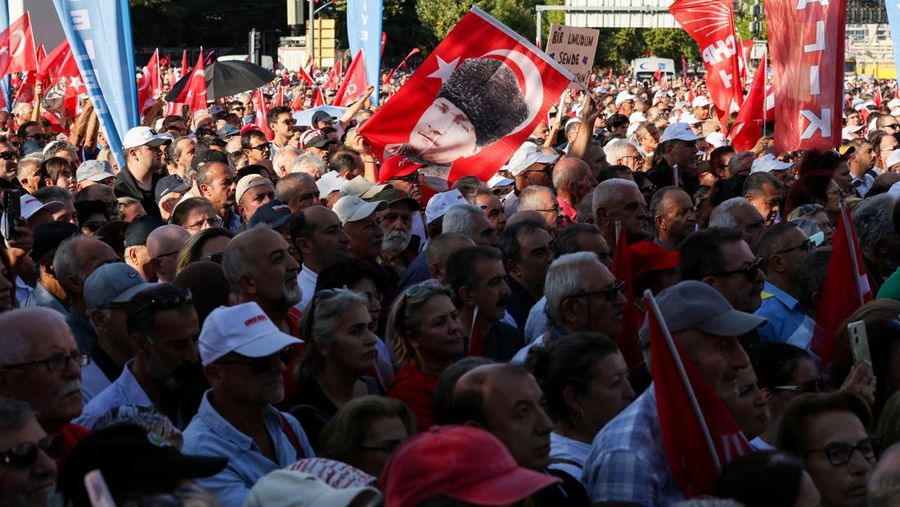 Supporters of main opposition Republican People's Party (CHP) attend a rally, a day before a court is set to rule on whether to annul the party's last general congress and unseat its leader Ozgur Ozel, in Ankara, Turkey, September 14, 2025. REUTERS/Umit Bektas