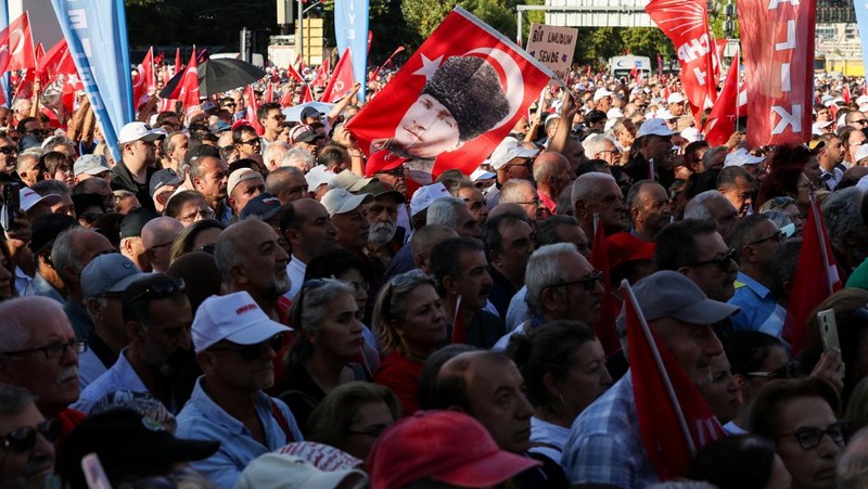Supporters of main opposition Republican People's Party (CHP) attend a rally, a day before a court is set to rule on whether to annul the party's last general congress and unseat its leader Ozgur Ozel, in Ankara, Turkey, September 14, 2025. REUTERS/Umit Bektas