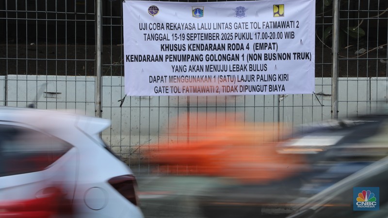 Uji coba penggunaan satu lajur paling kiri di Gerbang Tol Fatmawati 2 secara gratis untuk mengurai kemacetan dari Jalan TB Simatupang hingga sekitar Stasiun MRT Fatmawati, Senin (15/9/2025). (CNBC Indonesia/Tri Susilo) Uji coba penggunaan satu lajur paling kiri di Gerbang Tol Fatmawati 2 secara gratis untuk mengurai kemacetan dari Jalan TB Simatupang hingga sekitar Stasiun MRT Fatmawati, Senin (15/9/2025). (CNBC Indonesia/Tri Susilo)