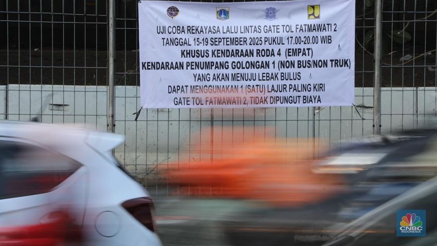 Uji coba penggunaan satu lajur paling kiri di Gerbang Tol Fatmawati 2 secara gratis untuk mengurai kemacetan dari Jalan TB Simatupang hingga sekitar Stasiun MRT Fatmawati, Senin (15/9/2025). (CNBC Indonesia/Tri Susilo)
