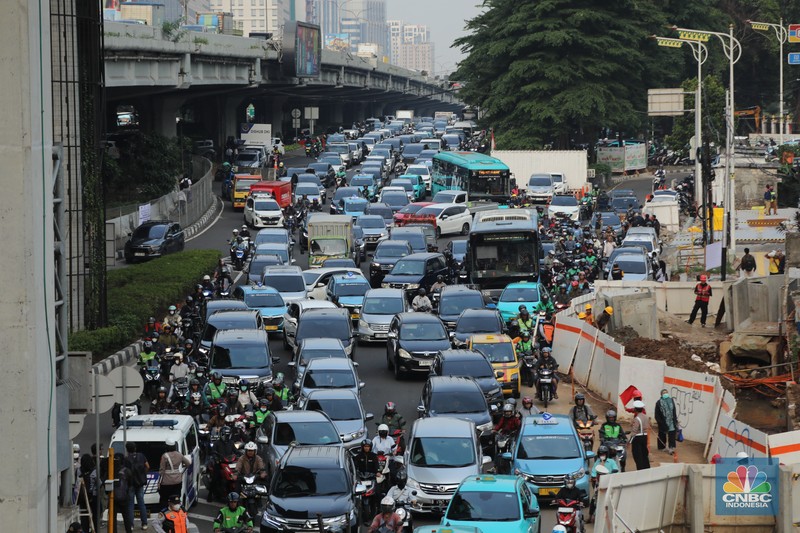 Uji coba penggunaan satu lajur paling kiri di Gerbang Tol Fatmawati 2 secara gratis untuk mengurai kemacetan dari Jalan TB Simatupang hingga sekitar Stasiun MRT Fatmawati, Senin (15/9/2025). (CNBC Indonesia/Tri Susilo) Uji coba penggunaan satu lajur paling kiri di Gerbang Tol Fatmawati 2 secara gratis untuk mengurai kemacetan dari Jalan TB Simatupang hingga sekitar Stasiun MRT Fatmawati, Senin (15/9/2025). (CNBC Indonesia/Tri Susilo)