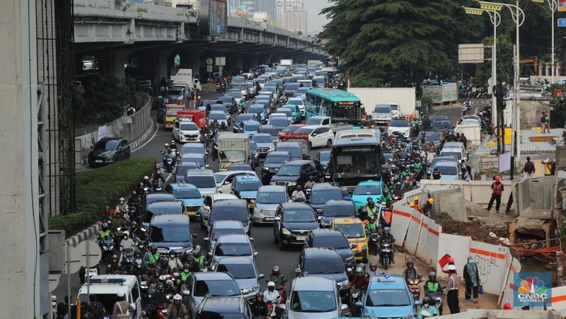 Uji coba penggunaan satu lajur paling kiri di Gerbang Tol Fatmawati 2 secara gratis untuk mengurai kemacetan dari Jalan TB Simatupang hingga sekitar Stasiun MRT Fatmawati, Senin (15/9/2025). (CNBC Indonesia/Tri Susilo)
