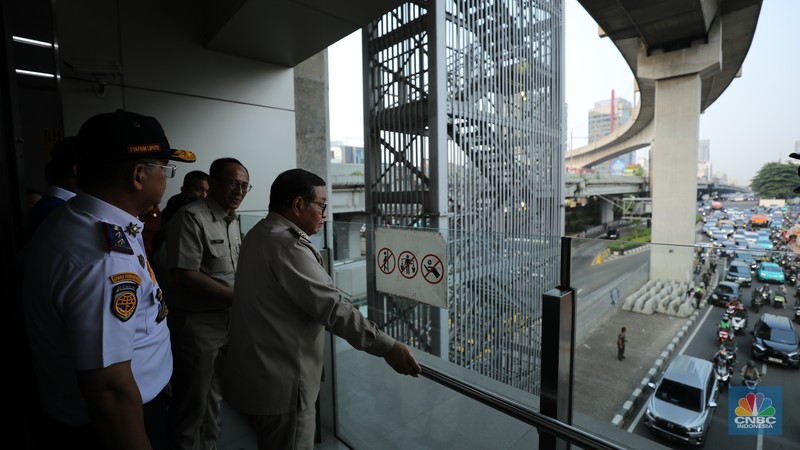 Uji coba penggunaan satu lajur paling kiri di Gerbang Tol Fatmawati 2 secara gratis untuk mengurai kemacetan dari Jalan TB Simatupang hingga sekitar Stasiun MRT Fatmawati, Senin (15/9/2025). (CNBC Indonesia/Tri Susilo) Uji coba penggunaan satu lajur paling kiri di Gerbang Tol Fatmawati 2 secara gratis untuk mengurai kemacetan dari Jalan TB Simatupang hingga sekitar Stasiun MRT Fatmawati, Senin (15/9/2025). (CNBC Indonesia/Tri Susilo)