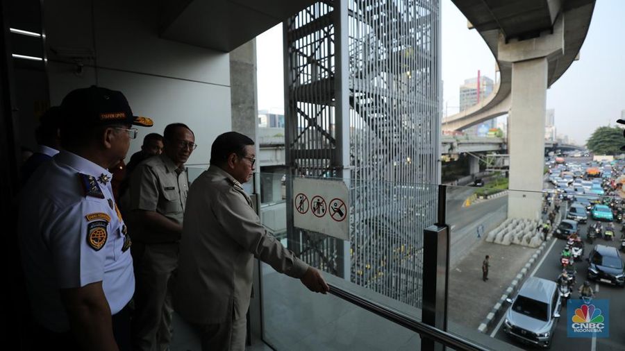 Uji coba penggunaan satu lajur paling kiri di Gerbang Tol Fatmawati 2 secara gratis untuk mengurai kemacetan dari Jalan TB Simatupang hingga sekitar Stasiun MRT Fatmawati, Senin (15/9/2025). (CNBC Indonesia/Tri Susilo) Uji coba penggunaan satu lajur paling kiri di Gerbang Tol Fatmawati 2 secara gratis untuk mengurai kemacetan dari Jalan TB Simatupang hingga sekitar Stasiun MRT Fatmawati, Senin (15/9/2025). (CNBC Indonesia/Tri Susilo)