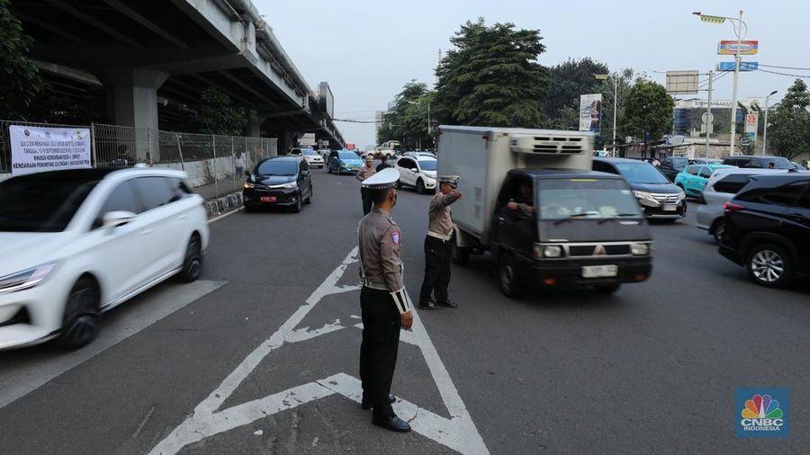 Uji coba penggunaan satu lajur paling kiri di Gerbang Tol Fatmawati 2 secara gratis untuk mengurai kemacetan dari Jalan TB Simatupang hingga sekitar Stasiun MRT Fatmawati, Senin (15/9/2025). (CNBC Indonesia/Tri Susilo)