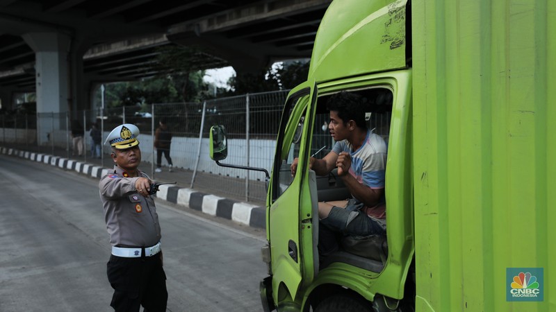 Uji coba penggunaan satu lajur paling kiri di Gerbang Tol Fatmawati 2 secara gratis untuk mengurai kemacetan dari Jalan TB Simatupang hingga sekitar Stasiun MRT Fatmawati, Senin (15/9/2025). (CNBC Indonesia/Tri Susilo)