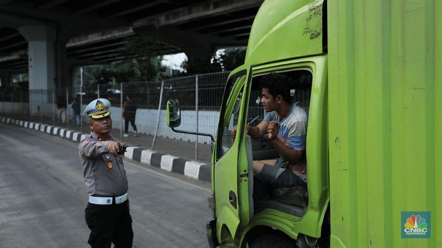 Uji coba penggunaan satu lajur paling kiri di Gerbang Tol Fatmawati 2 secara gratis untuk mengurai kemacetan dari Jalan TB Simatupang hingga sekitar Stasiun MRT Fatmawati, Senin (15/9/2025). (CNBC Indonesia/Tri Susilo)