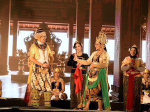Warga Antusias Tonton Wayang Orang on The Street di Kota Lama Semarang