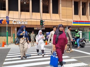 Lansia Senang Ada Pelican Crossing di Stasiun Cikini: Capek Kalau JPO