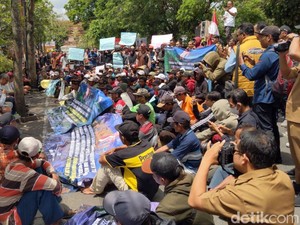 20 Tahun Jalan Rusak, Warga Tulungagung Geruduk DPRD Tuntut Perbaikan