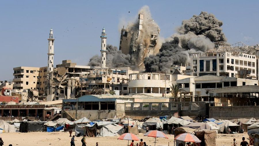 Asap mengepul dari menara Al-Ghefari yang dievakuasi, saat runtuh setelah terkena serangan udara Israel, di Kota Gaza, 15 September 2025. (REUTERS/Dawoud Abu Alkas)