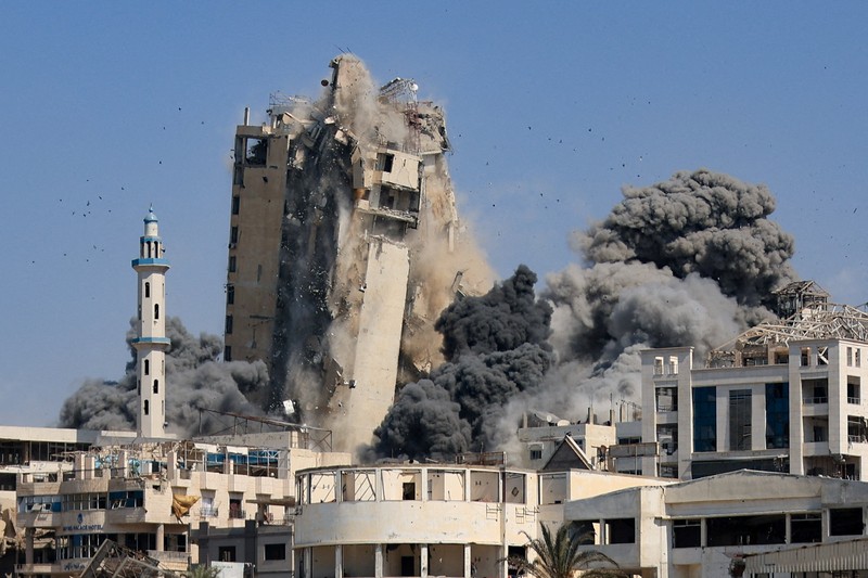 Asap mengepul dari menara hunian Al-Ghefari yang dievakuasi, setelah terkena serangan udara Israel, di Kota Gaza, 15 September 2025. (REUTERS/Dawoud Abu Alkas)
