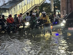 Banyak Motor Mogok gegara Terobos Banjir di Jalan Ciledug Raya Jaksel