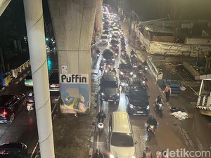 Banjir di Jalan Ciledug Raya Jaksel Mulai Surut, Lalin Kembali Normal