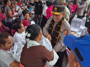 Bantuan Polri untuk Korban Banjir Nagekeo NTT Tiba, Warga Sambut Gembira