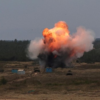 Awas PD3! Militer Rusia Unjuk Gigi di Belarus Lewat Jet Tempur & Rudal