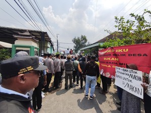 Diduga Tak Transparan Dana Desa, Kades Boro Sidoarjo Didemo Warganya