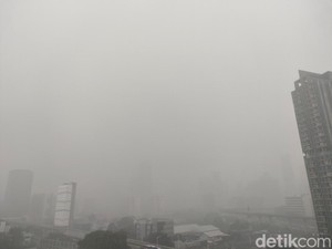 Hujan Angin Disertai Petir Selimuti Jakarta Siang Ini