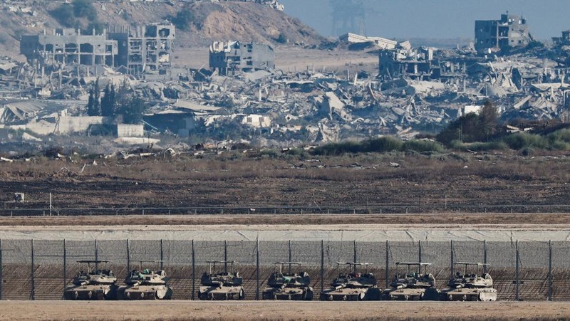Smoke rises from Gaza after an explosion, as seen from the Israeli side of the border, September 16, 2025. REUTERS/Amir Cohen