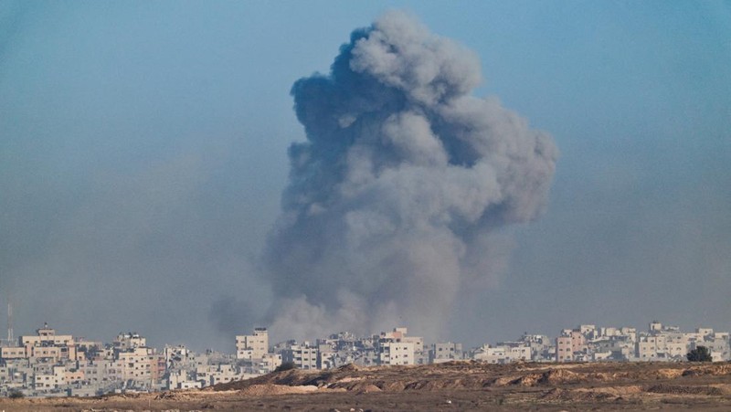 Smoke rises from Gaza after an explosion, as seen from the Israeli side of the border, September 16, 2025. REUTERS/Amir Cohen