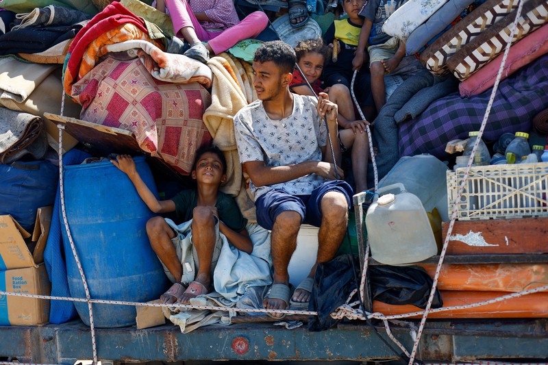 Warga Palestina yang mengungsi dari Gaza utara akibat operasi militer Israel, bergerak ke selatan setelah pasukan Israel memerintahkan penduduk Kota Gaza untuk mengungsi ke selatan, di Jalur Gaza tengah, 16 September 2025. REUTERS/Mahmoud Issa