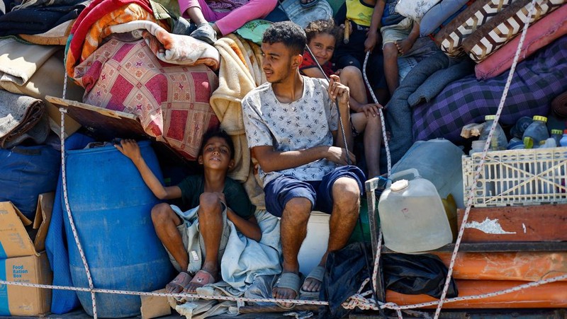 Warga Palestina yang mengungsi dari Gaza utara akibat operasi militer Israel, bergerak ke selatan setelah pasukan Israel memerintahkan penduduk Kota Gaza untuk mengungsi ke selatan, di Jalur Gaza tengah, 16 September 2025. REUTERS/Mahmoud Issa