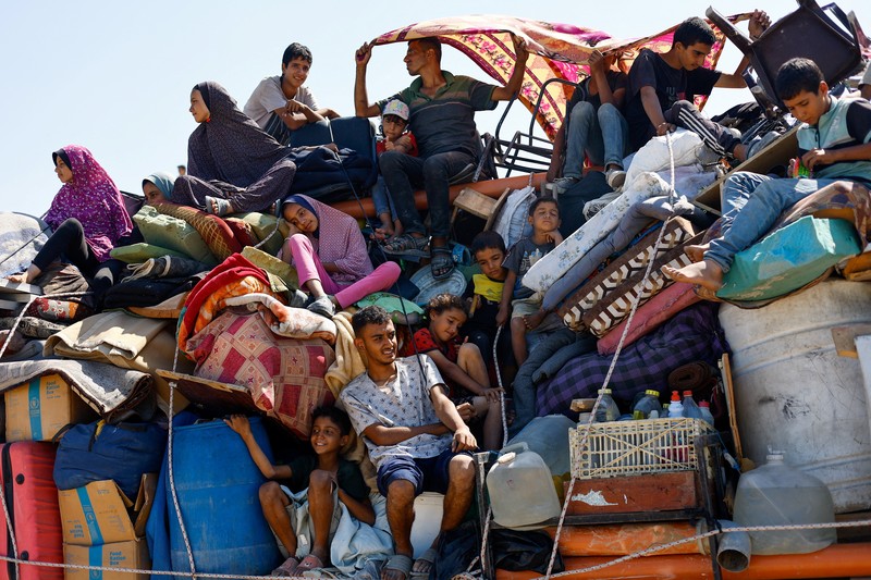 ISRAEL-PALESTINIANS/GAZA Warga Palestina yang mengungsi dari Gaza utara akibat operasi militer Israel, bergerak ke selatan setelah pasukan Israel memerintahkan penduduk Kota Gaza untuk mengungsi ke selatan, di Jalur Gaza tengah, 16 September 2025. REUTERS/Mahmoud Issa