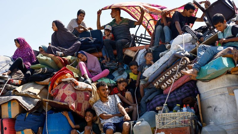 Warga Palestina yang mengungsi dari Gaza utara akibat operasi militer Israel, bergerak ke selatan setelah pasukan Israel memerintahkan penduduk Kota Gaza untuk mengungsi ke selatan, di Jalur Gaza tengah, 16 September 2025. REUTERS/Mahmoud Issa