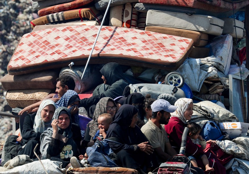 ISRAEL-PALESTINIANS/GAZA Warga Palestina yang mengungsi dari Gaza utara akibat operasi militer Israel, bergerak ke selatan setelah pasukan Israel memerintahkan penduduk Kota Gaza untuk mengungsi ke selatan, di Jalur Gaza tengah, 16 September 2025. REUTERS/Mahmoud Issa