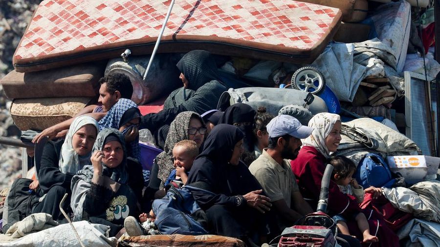 Warga Palestina yang mengungsi dari Gaza utara akibat operasi militer Israel, bergerak ke selatan setelah pasukan Israel memerintahkan penduduk Kota Gaza untuk mengungsi ke selatan, di Jalur Gaza tengah, 16 September 2025. REUTERS/Mahmoud Issa