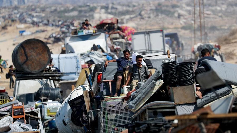 Warga Palestina yang mengungsi dari Gaza utara akibat operasi militer Israel, bergerak ke selatan setelah pasukan Israel memerintahkan penduduk Kota Gaza untuk mengungsi ke selatan, di Jalur Gaza tengah, 16 September 2025. REUTERS/Mahmoud Issa