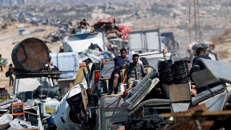 Warga Palestina yang mengungsi dari Gaza utara akibat operasi militer Israel, bergerak ke selatan setelah pasukan Israel memerintahkan penduduk Kota Gaza untuk mengungsi ke selatan, di Jalur Gaza tengah, 16 September 2025. REUTERS/Mahmoud Issa