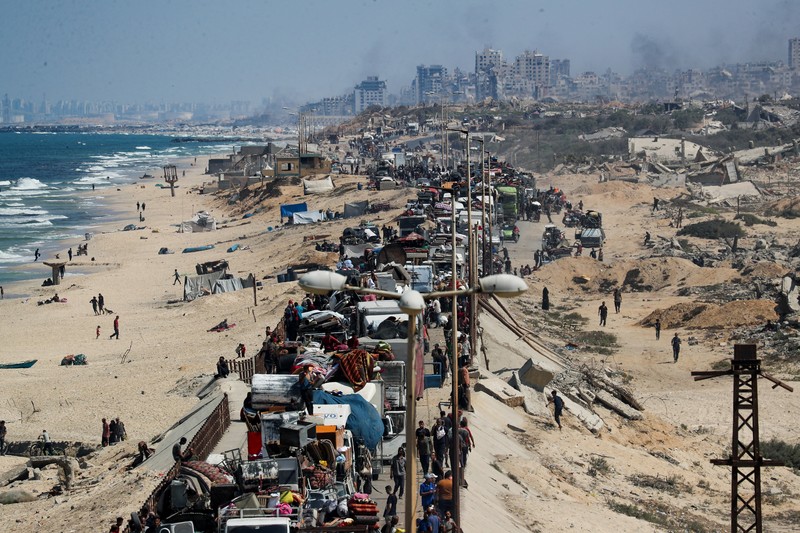 ISRAEL-PALESTINIANS/GAZA Warga Palestina yang mengungsi dari Gaza utara akibat operasi militer Israel, bergerak ke selatan setelah pasukan Israel memerintahkan penduduk Kota Gaza untuk mengungsi ke selatan, di Jalur Gaza tengah, 16 September 2025. REUTERS/Mahmoud Issa