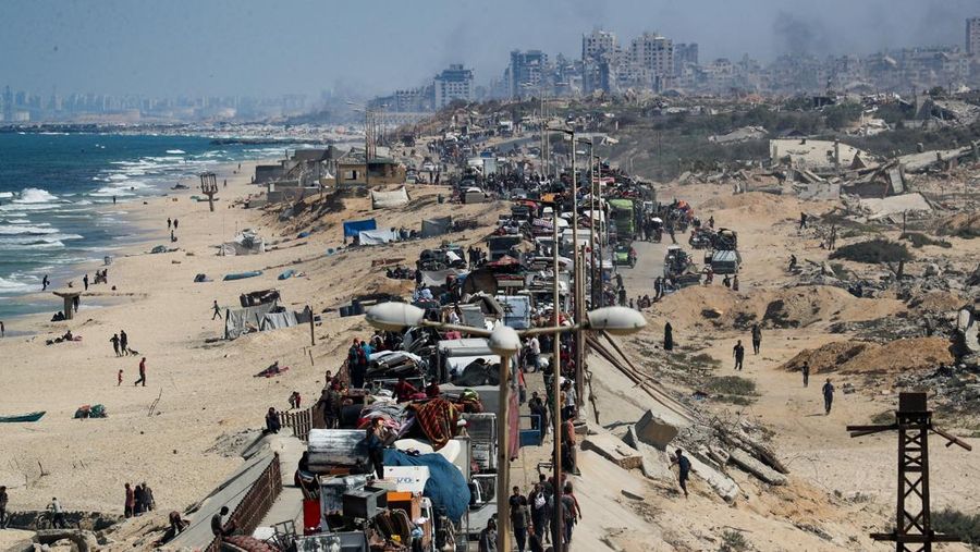 Warga Palestina yang mengungsi dari Gaza utara akibat operasi militer Israel, bergerak ke selatan setelah pasukan Israel memerintahkan penduduk Kota Gaza untuk mengungsi ke selatan, di Jalur Gaza tengah, 16 September 2025. REUTERS/Mahmoud Issa