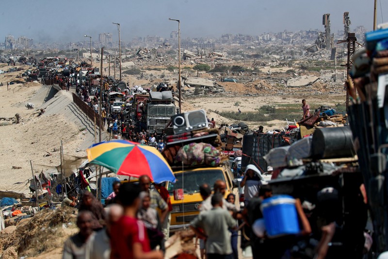 ISRAEL-PALESTINIANS/GAZA Warga Palestina yang mengungsi dari Gaza utara akibat operasi militer Israel, bergerak ke selatan setelah pasukan Israel memerintahkan penduduk Kota Gaza untuk mengungsi ke selatan, di Jalur Gaza tengah, 16 September 2025. REUTERS/Mahmoud Issa