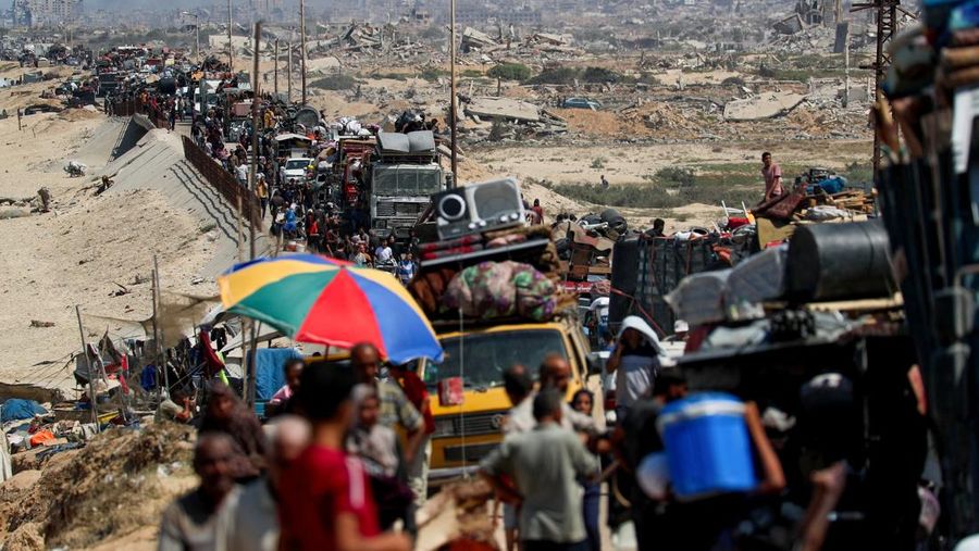 ISRAEL-PALESTINIANS/GAZA Warga Palestina yang mengungsi dari Gaza utara akibat operasi militer Israel, bergerak ke selatan setelah pasukan Israel memerintahkan penduduk Kota Gaza untuk mengungsi ke selatan, di Jalur Gaza tengah, 16 September 2025. REUTERS/Mahmoud Issa